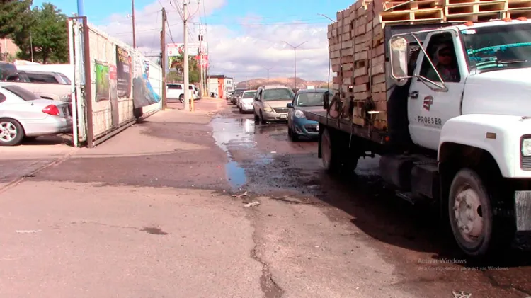 Reportan fuga de agua potable en la Obregón