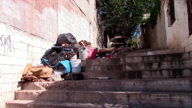 Abandonan basura en escalinatas del Nuevo Nogales