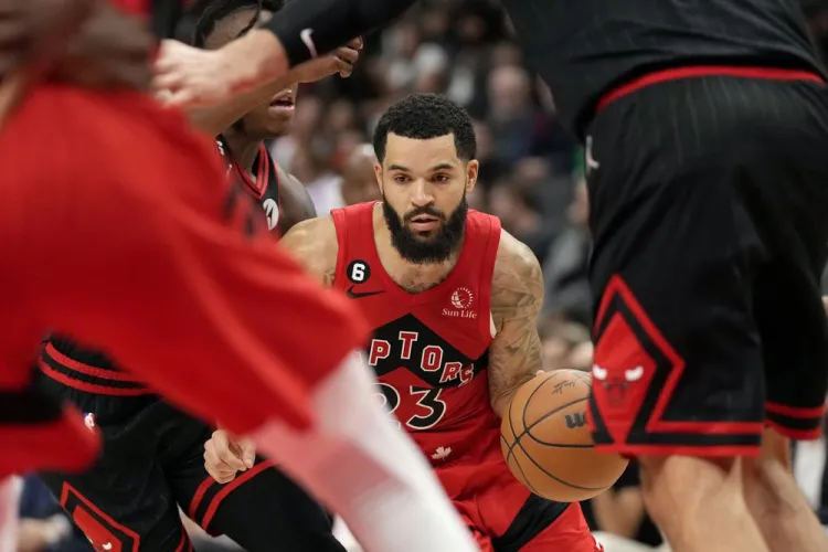 Raptors se llevan victoria