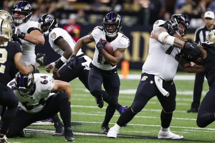 Cuervos ganan tercero en fila