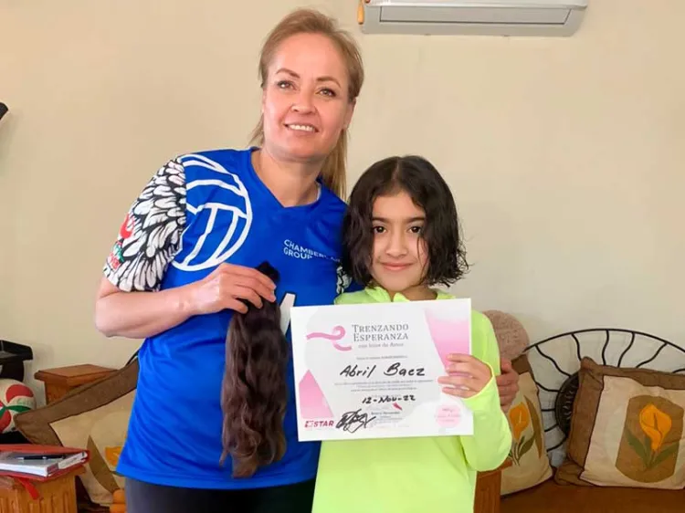 Dona Abril su cabello para ayudar a pacientes con cáncer