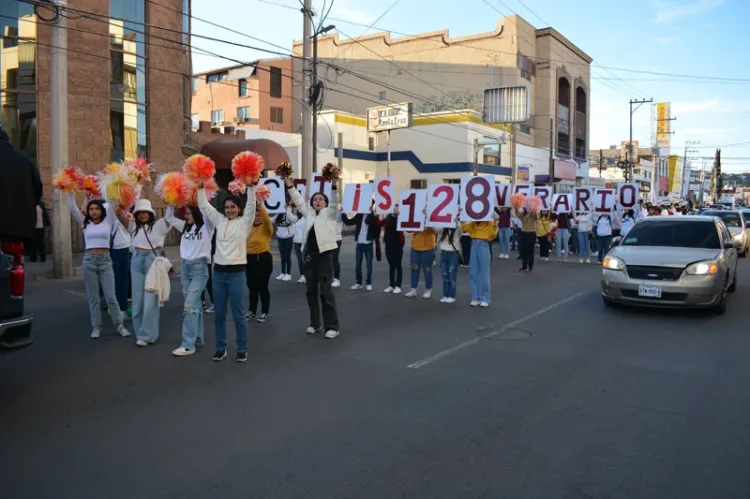 Celebra Cetis 128 su 40 aniversario con desfile y lluvia de estrellas