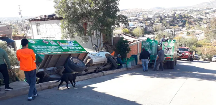 Vuelca camión gasero en la Empalme-Nogales