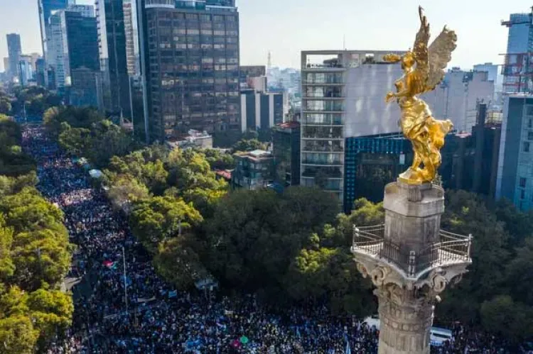 Marcha de AMLO sobre Reforma hacia el Zócalo