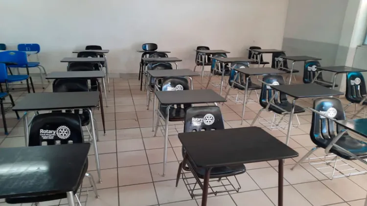 Benefician rotarios a escuela con pupitres