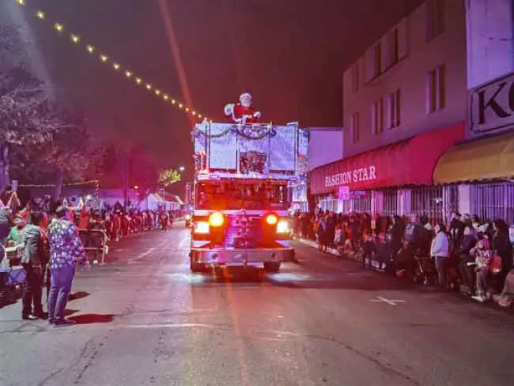 Celebran colorido desfile navideño