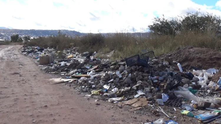 Terracería luce de nuevo como basurero clandestino