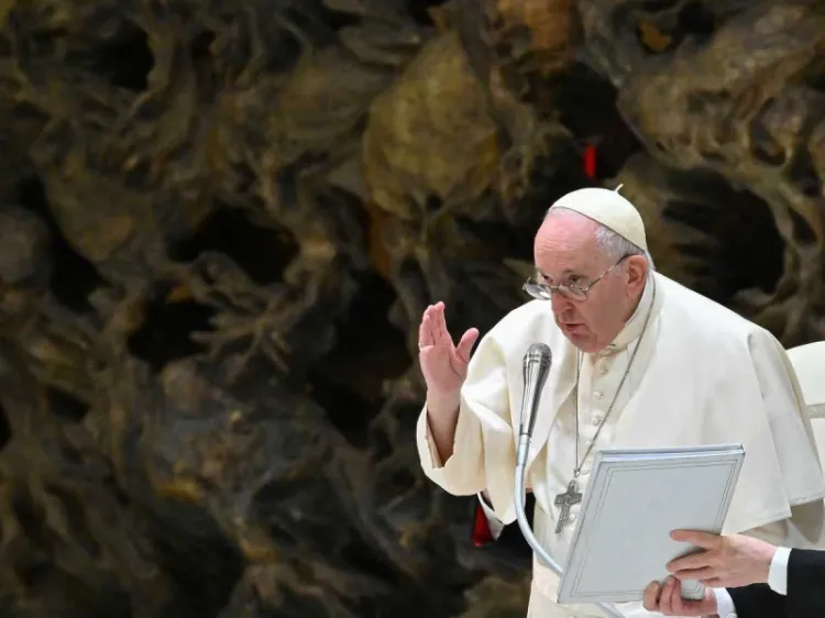 Papa Francisco pide ahorrar en regalos y enviar el dinero a la gente en Ucrania