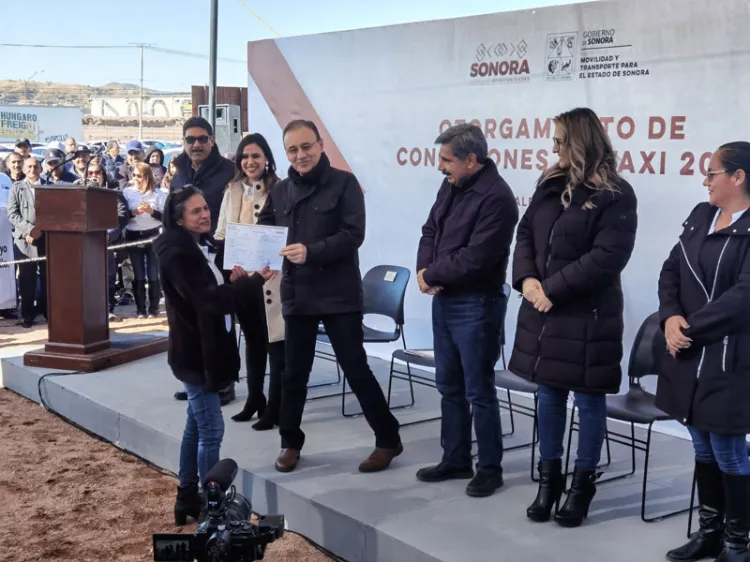 Entrega Gobernador concesiones a taxistas