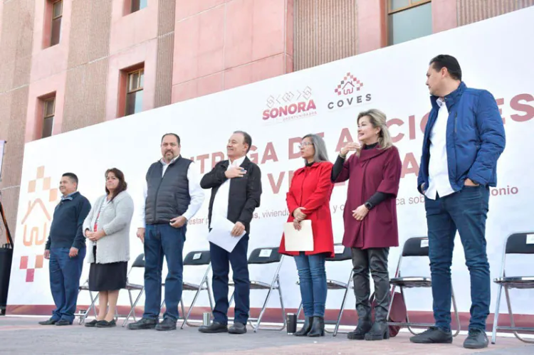 Gobernador entrega acciones de vivienda