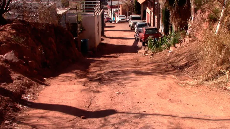 Claman pavimentación de calle en la Altamira