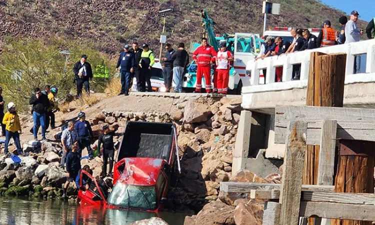 Cae mujer al mar y fallece ahogada