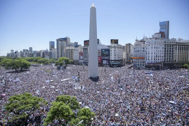 Reciben miles  a los campeones