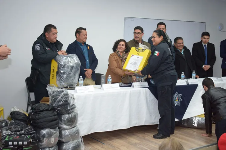 Entregan nuevos uniformes a policías municipales