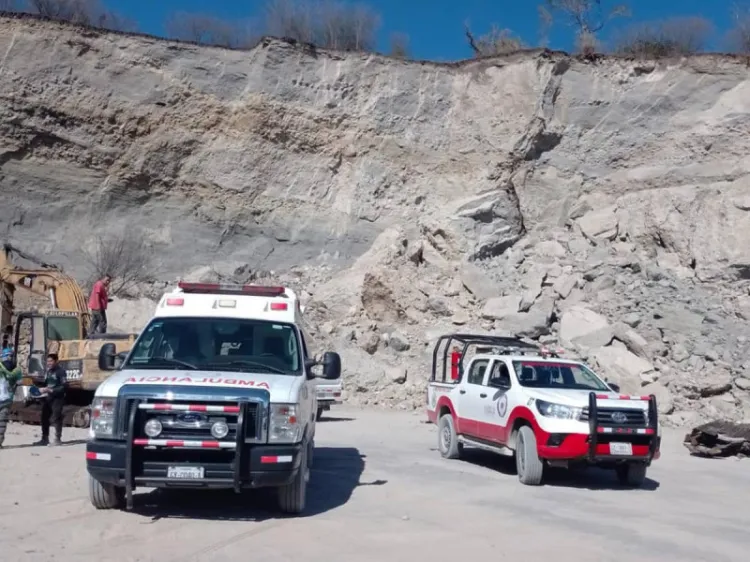 Derrumbe en mina de arena deja dos trabajadores atrapados