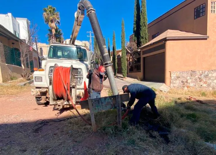 Reparan fuga de drenaje en Nuevo Nogales