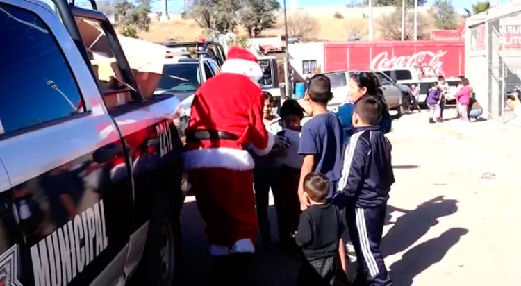 Entregan policías regalos a familias de escasos recursos