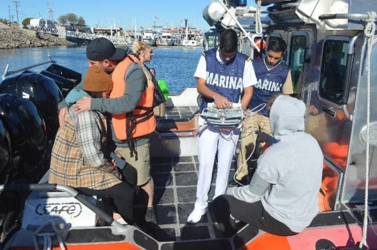 Rescatan a extranjeros de embarcación turística en Puerto Peñasco