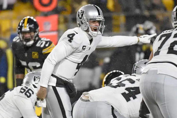 Raiders banquean a Carr