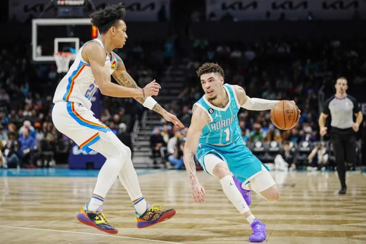 Ball con doble-doble al ganar Hornets