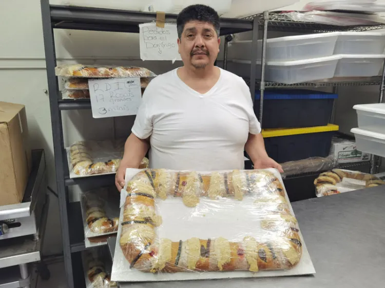 Elaboran desde hace 62 años la tradicional rosca de reyes en Nogales