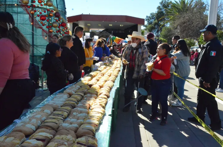 Celebra Adrián Quiroz 25 años de Rosca de Reyes para Nogales