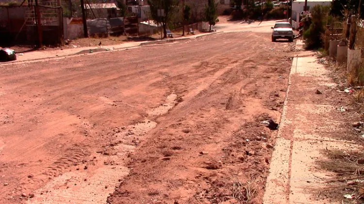 Solicitan retirar tierra en calles de Las Torres