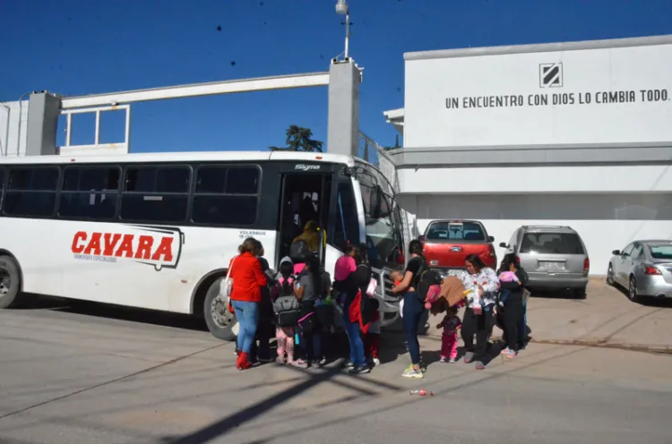 Apoya Cavara en traslado de niños para regalos en iglesia