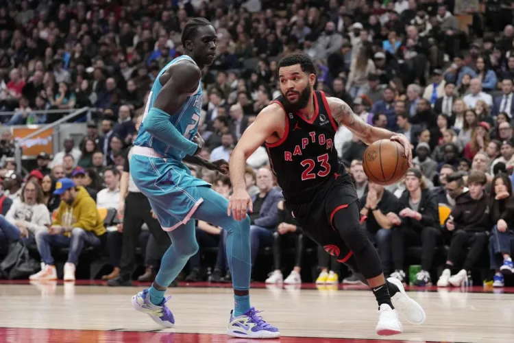 Raptors ganan tercero seguido