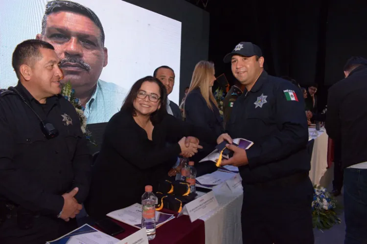 Ofrecen concluir estudios universitarios a policías de Nogales