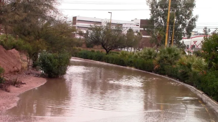 Entorpece inundación acceso a la carretera