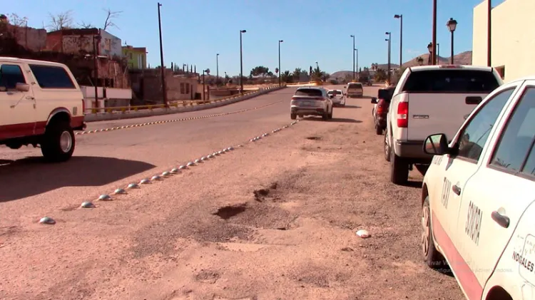 Denuncian baches en distribuidor vial