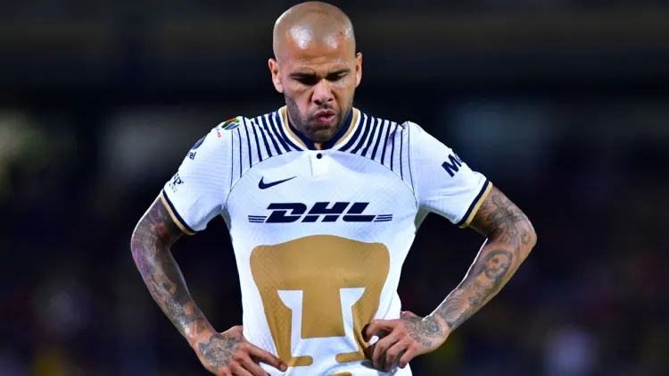 Pumas cesa a Dani Alves