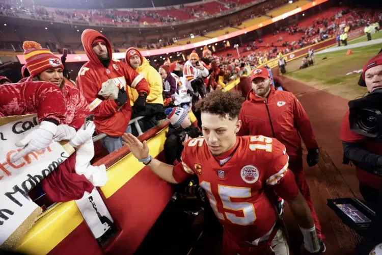 Reportan esguince de Mahomes