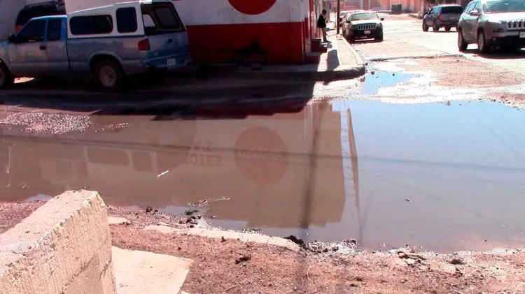 Piden remoción de tierra por acumulamiento de agua