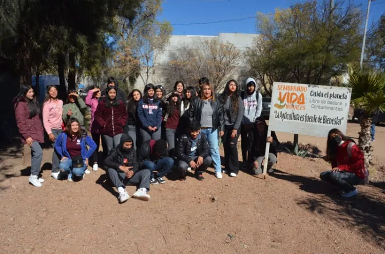 Aprenden sobre huertos urbanos alumnos de Preparatoria Municipal