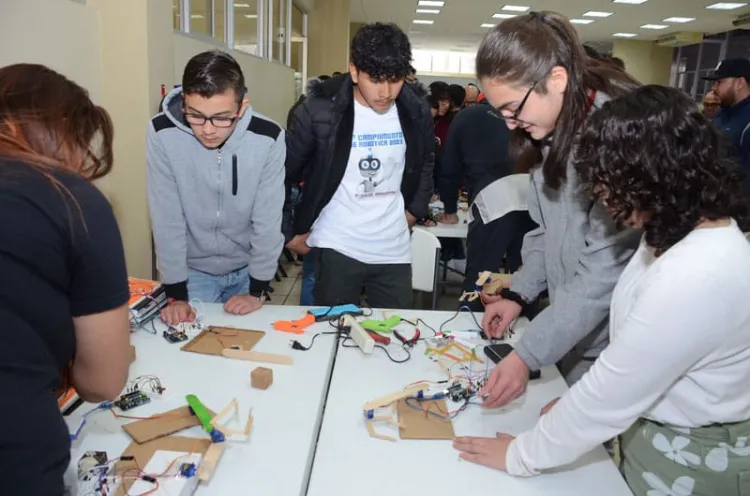 Estudiantes demuestran habilidades para uso de tecnologías