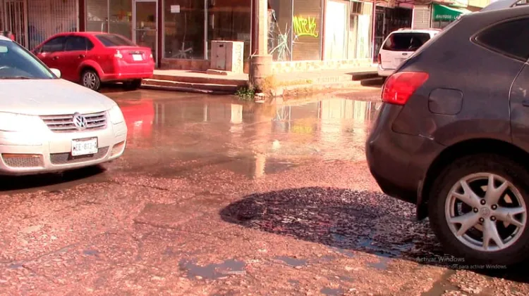 Afecta fuga de aguas negras tránsito vehicular