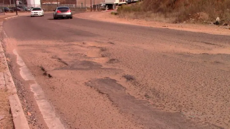 Exponen deterioro en bulevar Pueblitos pese a bacheo