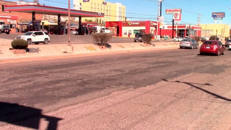 Piden reparar carpeta asfáltica en la entrada de Nogales