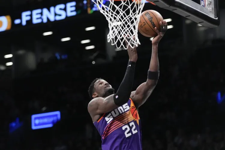 Ayton guía a los Soles