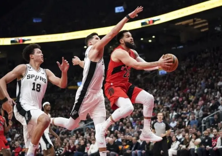 Doble-doble de Siakam al ganar Raptors