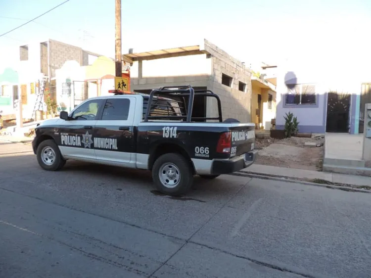 Daña banqueta para instalar toma clandestina de agua