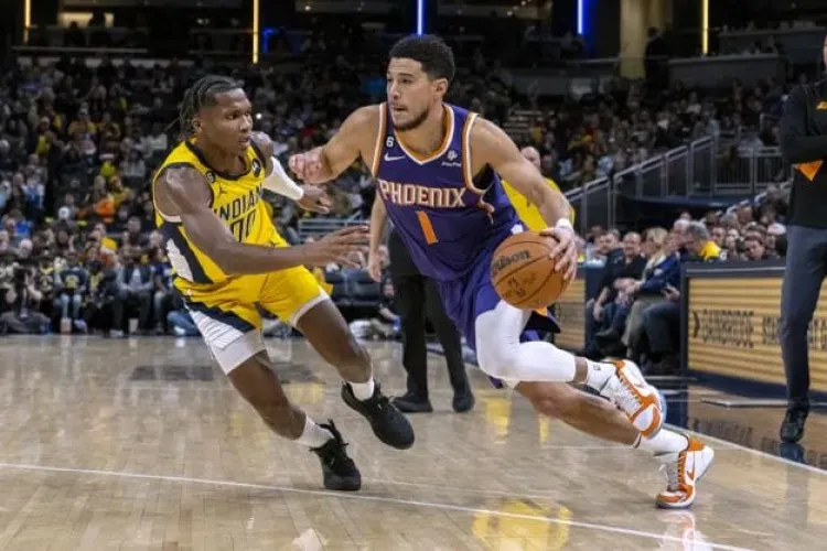 Ayton y Booker guían a Soles