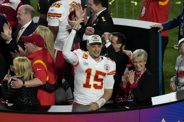 Supera Mahomes golpe en el tobillo