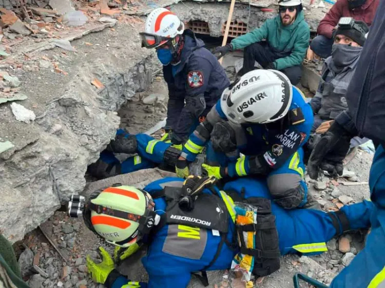 En Turquía mexicanos rescatistas salvan a 4 personas y recuperan 29 cuerpos