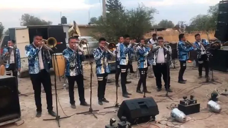 Sufre grupo musical asalto en Zacatecas; se llevan su camioneta con instrumentos
