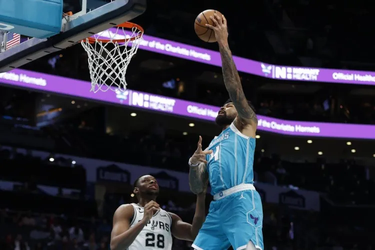 Ball guía a los Hornets