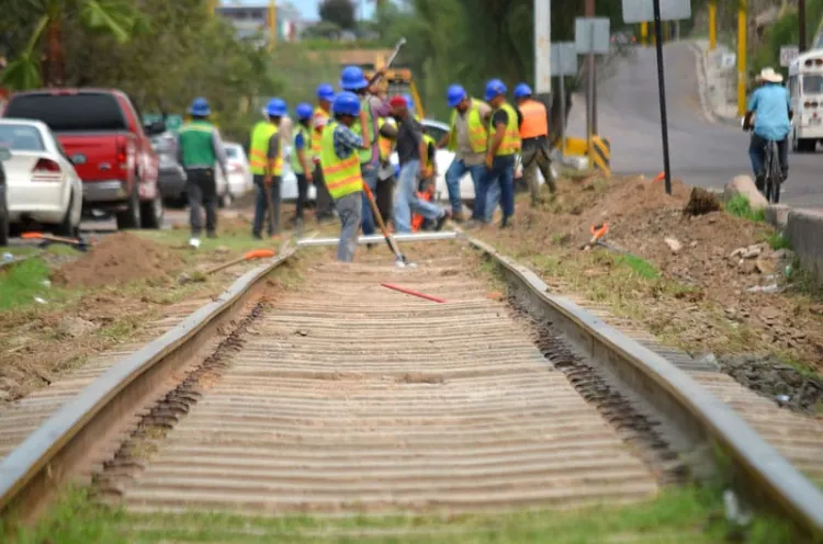 Compromete AMLO agilizar cambio de vías del tren en Nogales