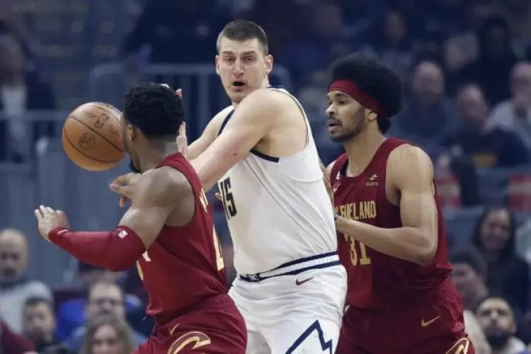 Jokic guía a los Nuggets